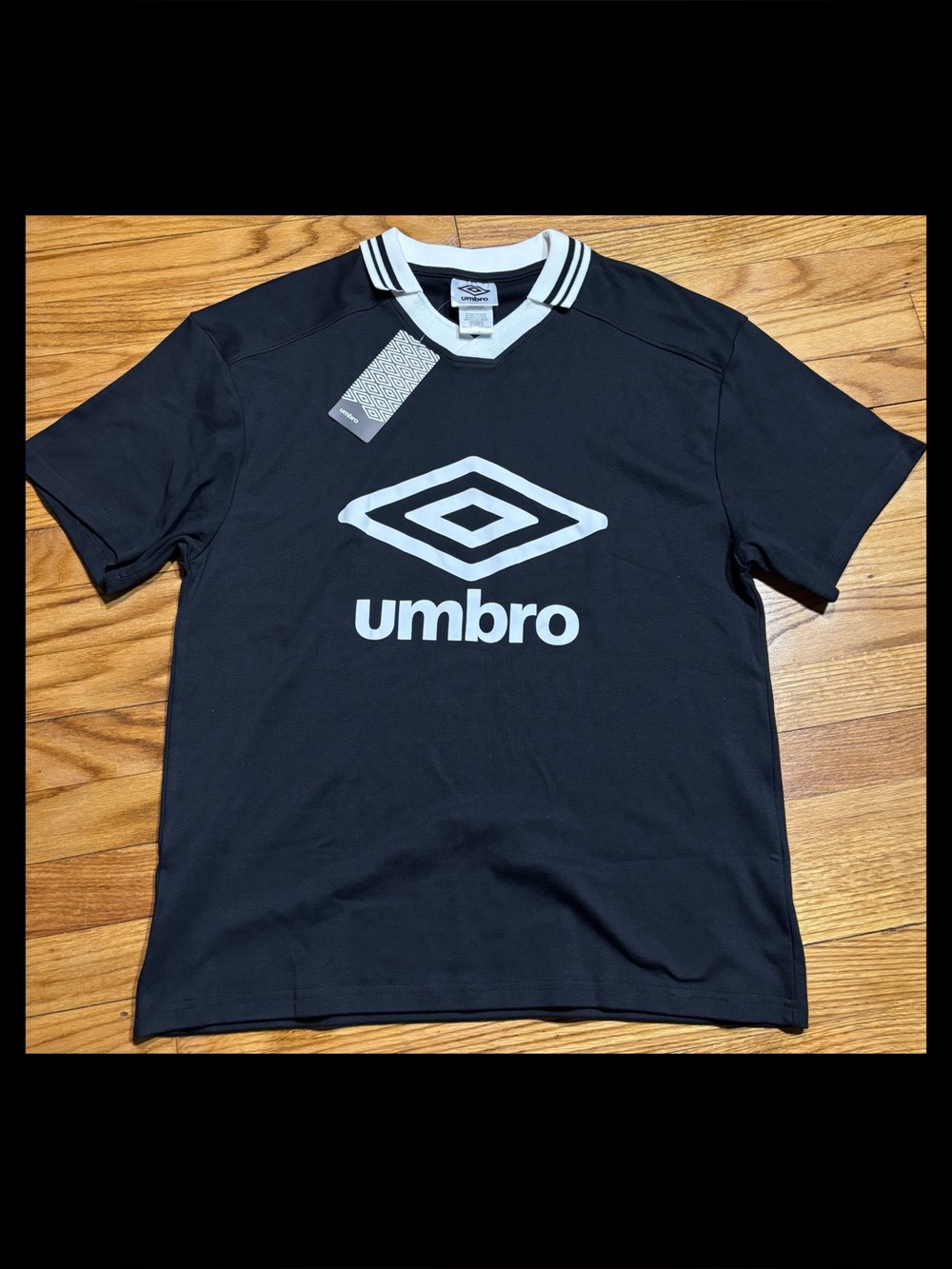Umbro Black Soccer Jersey Shirt Big Logo Striped Collar men’s sz M New!